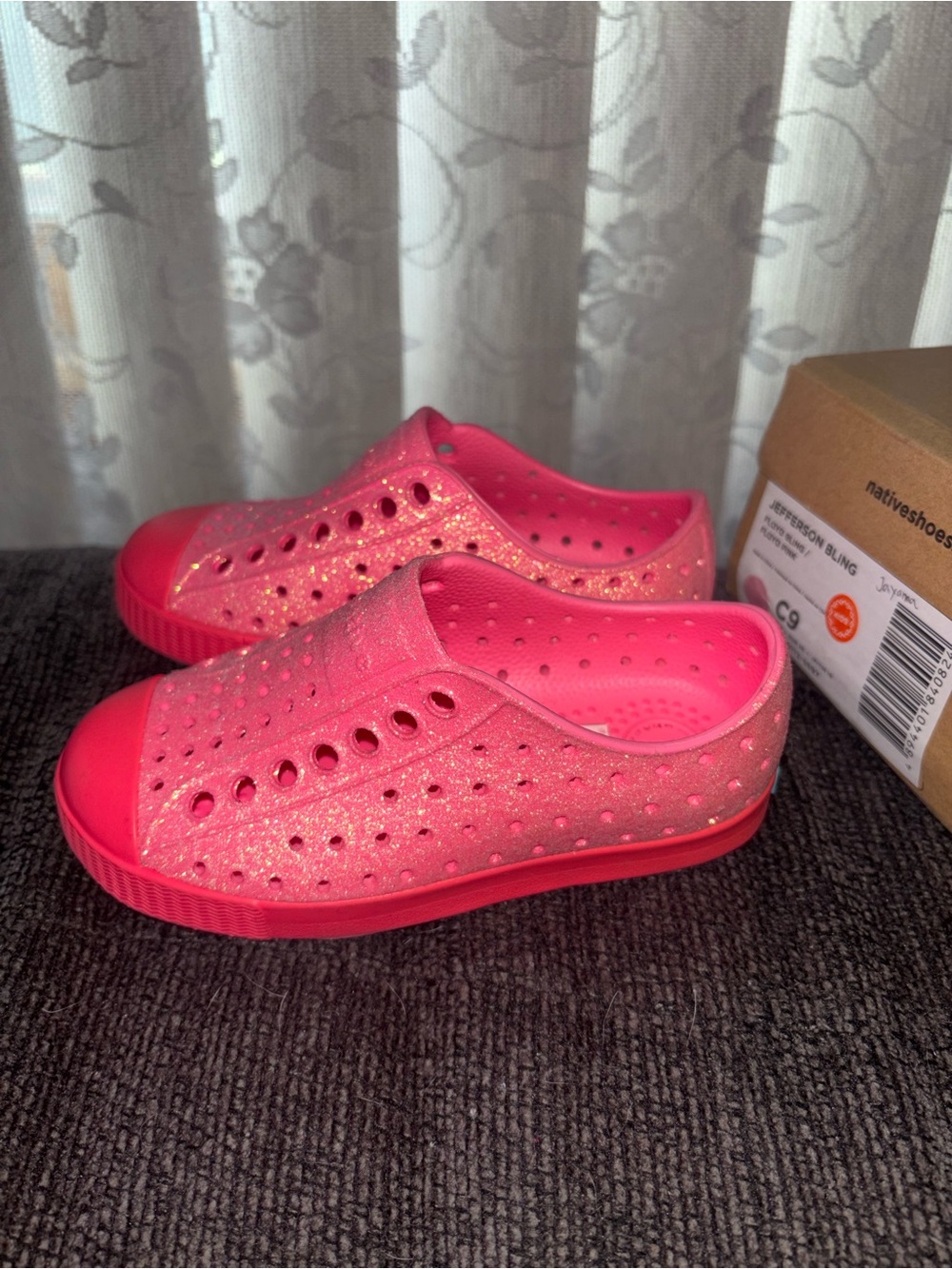 💖 Slip On Native Shoes Pink Bling Glitter C9 💖
Retail $55!!